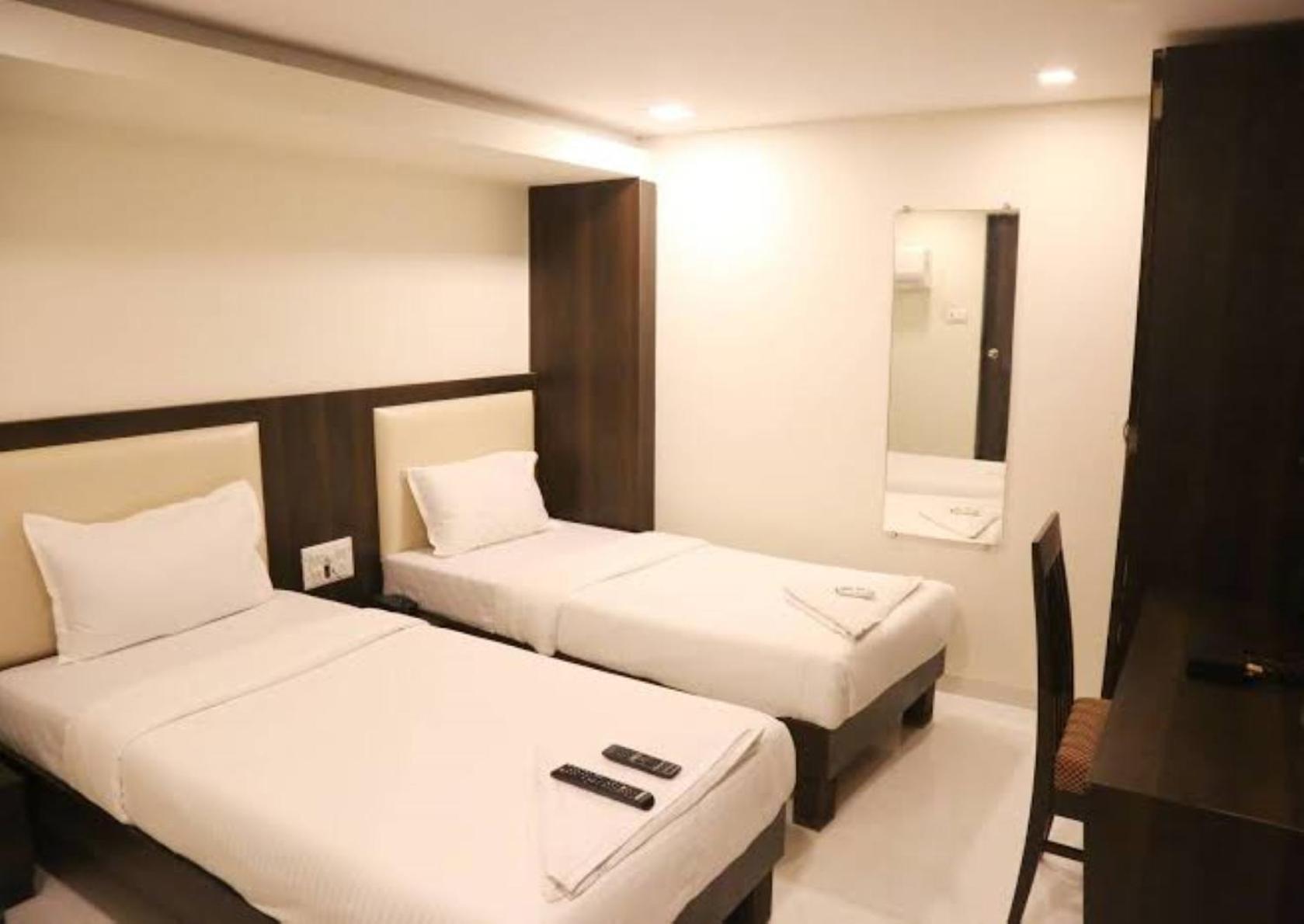 Hotel Blue Terminal Mumbai Exteriör bild