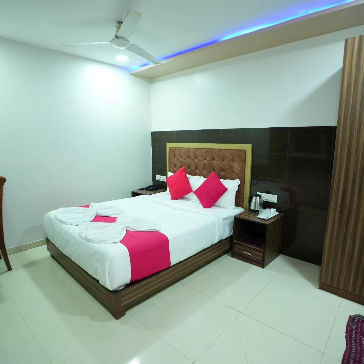 Hotel Blue Terminal Mumbai Exteriör bild